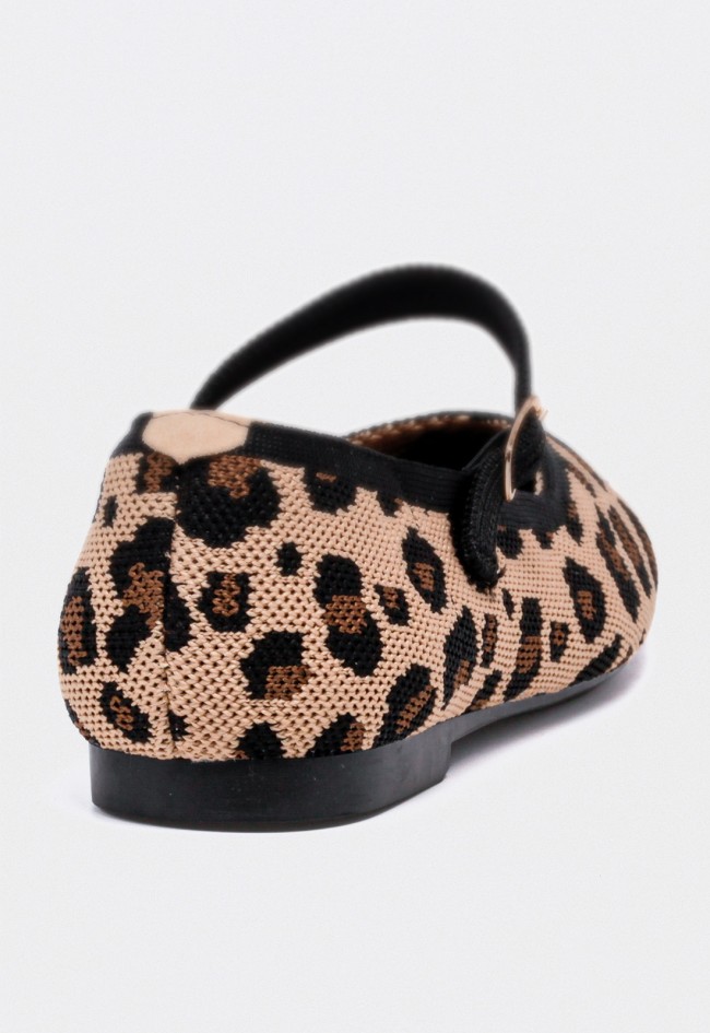 Bailarina mujer Carmina Jhilton 63-2883 con estampado animal print leopardo y pulsera con hebilla de cierre.