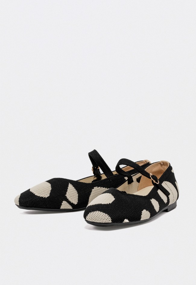 Bailarina Carmina Jhilton 63-2883 de mujer negra con estampado de lunares y tira con hebilla
