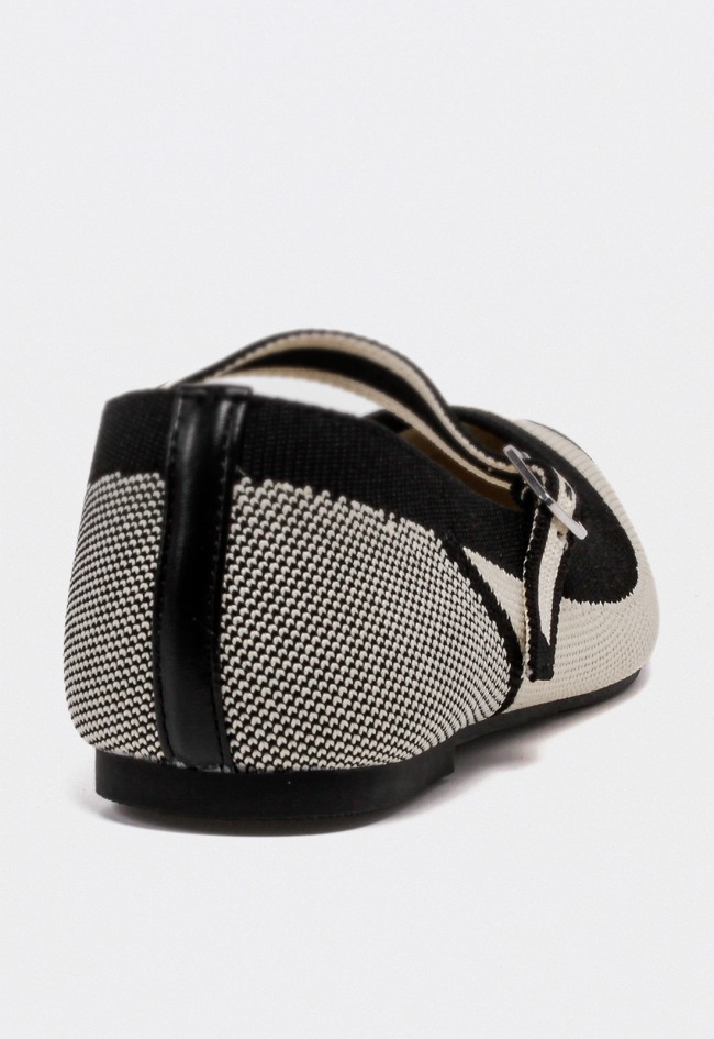Bailarina Carmina Jhilton 63-2884 de mujer bicolor blanco y negro con tira de hebilla