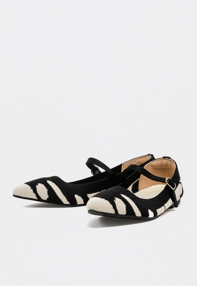Bailarina Carmina Jhilton 63-2884 de mujer en blanco y negro con estampado abstracto y tira con hebilla elegante
