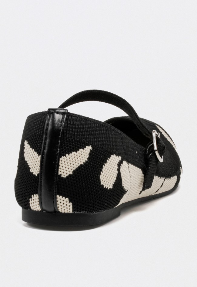 Bailarina Carmina Jhilton 63-2884 de mujer en blanco y negro con estampado abstracto y tira con hebilla elegante