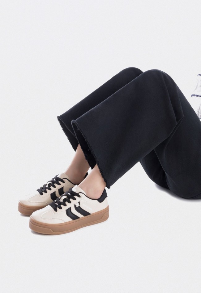 Zapatillas mujer XTI 144585 en material vegano con suela chunky tendencia