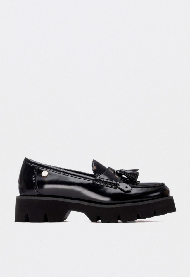Mocasín negro de mujer XTI con plataforma chunky con borlas y flecos tendencia