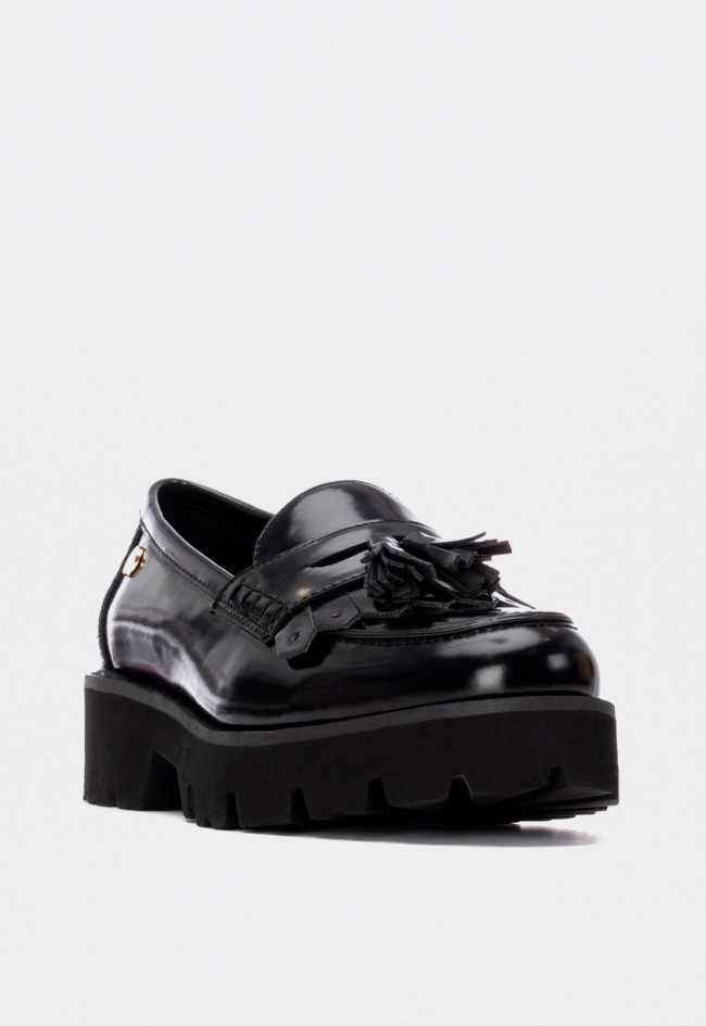 Mocasín negro de mujer XTI con plataforma chunky con borlas y flecos tendencia