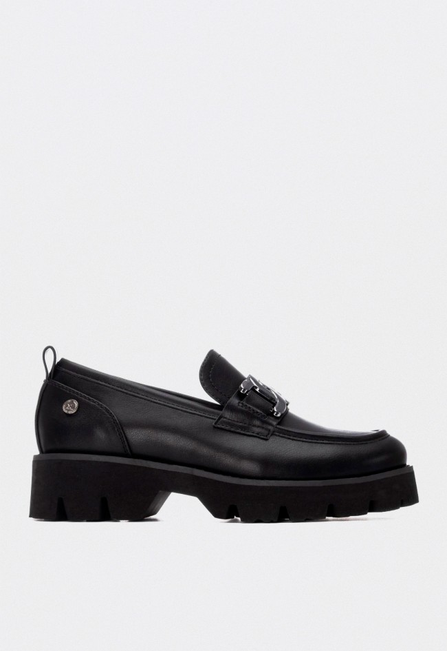 Mocasines negros de mujer XTI 144678 con cadena chunky y suela dentada vegana
