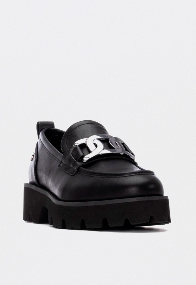 Mocasines negros de mujer XTI 144678 con cadena chunky y suela dentada vegana