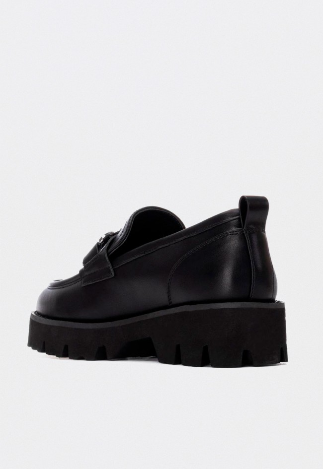 Mocasines negros de mujer XTI 144678 con cadena chunky y suela dentada vegana