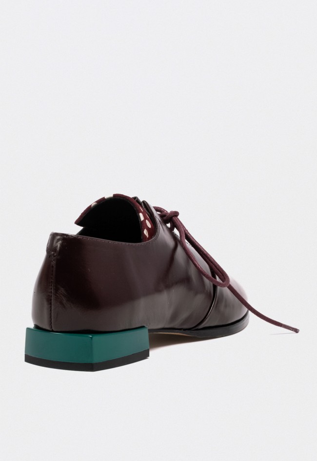 Zapato de mujer Glo Katy en piel burdeos con tacón joya geométrico