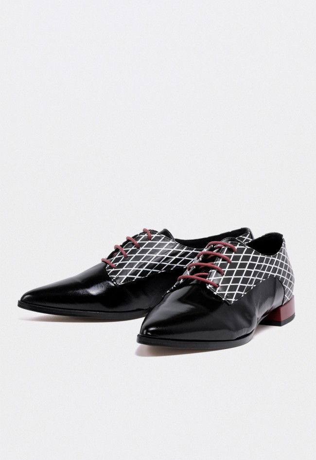 Zapato de mujer Glo Stadfish en piel negra estampada con cordones — estilo vanguardista y sofisticado