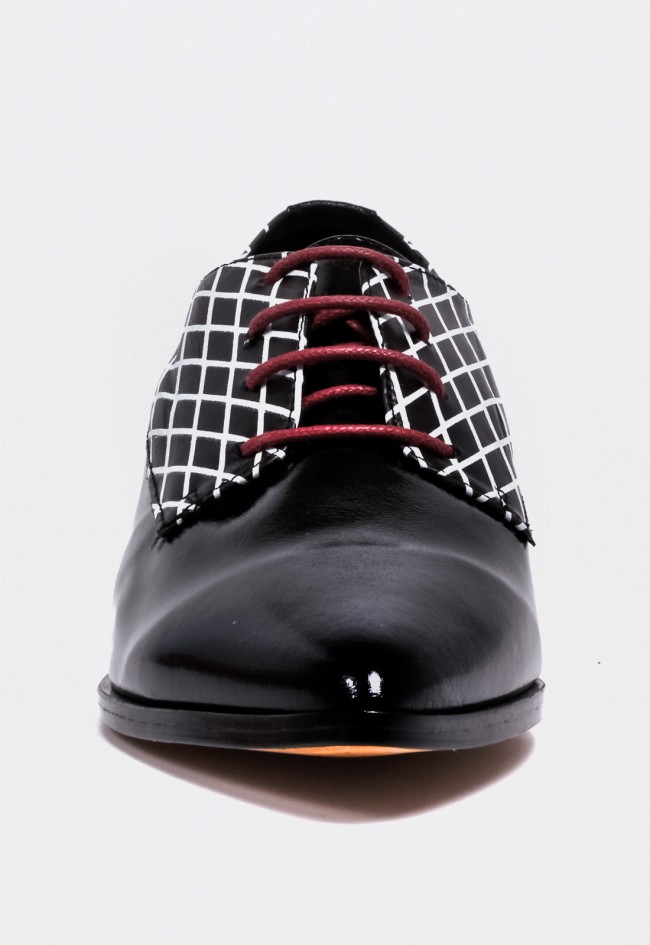 Zapato de mujer Glo Stadfish en piel negra estampada con cordones — estilo vanguardista y sofisticado