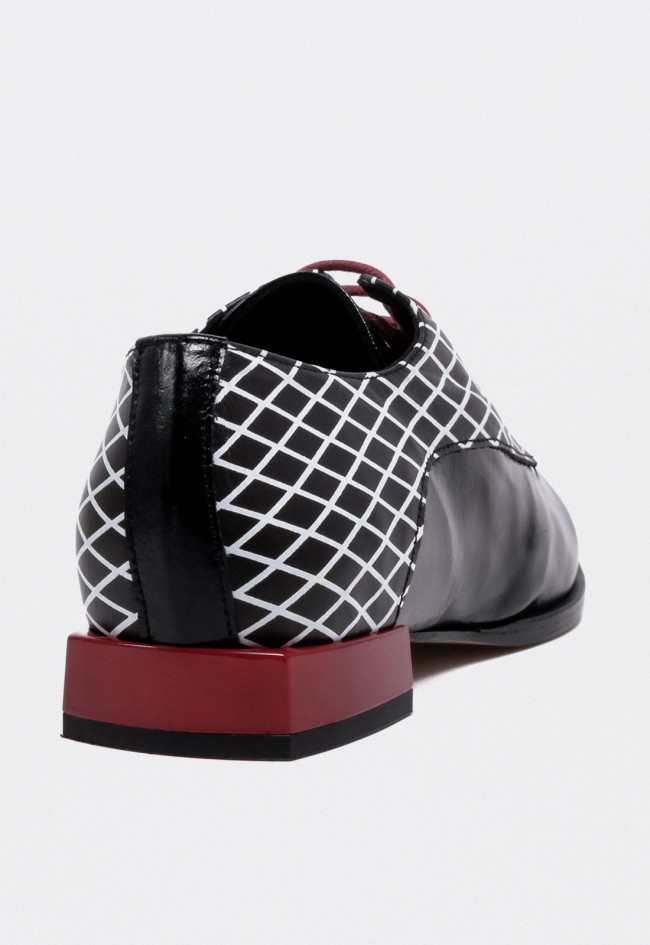 Zapato de mujer Glo Stadfish en piel negra estampada con cordones — estilo vanguardista y sofisticado