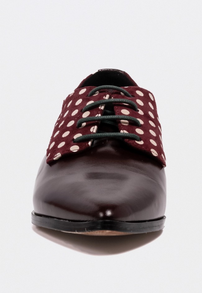 Zapato de mujer Glo Stadfish en piel burdeos con lunares — elegancia retro con un toque atrevido