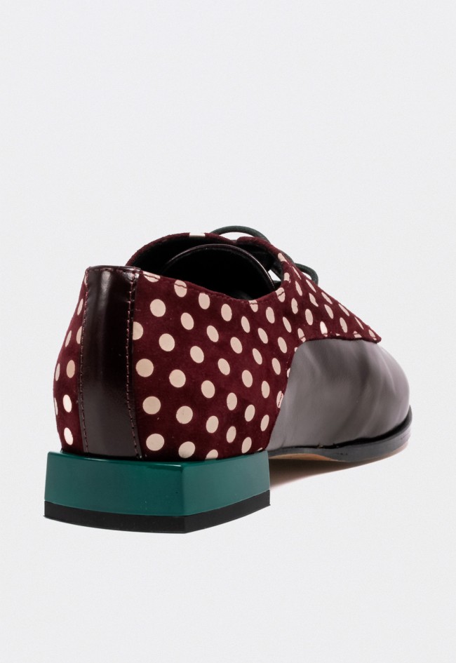 Zapato de mujer Glo Stadfish en piel burdeos con lunares — elegancia retro con un toque atrevido