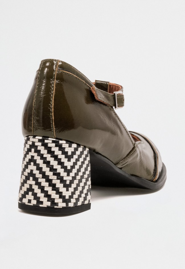 Zapato de mujer Mary Jane de charol verde Nemonic 2053 – Diseño artesanal con tacón geométrico Made in Spain