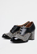 Zapato de mujer de cordones en piel bicolor Nemonic 1922 – Diseño geométrico con tacón ancho artesanal Made in Spain
