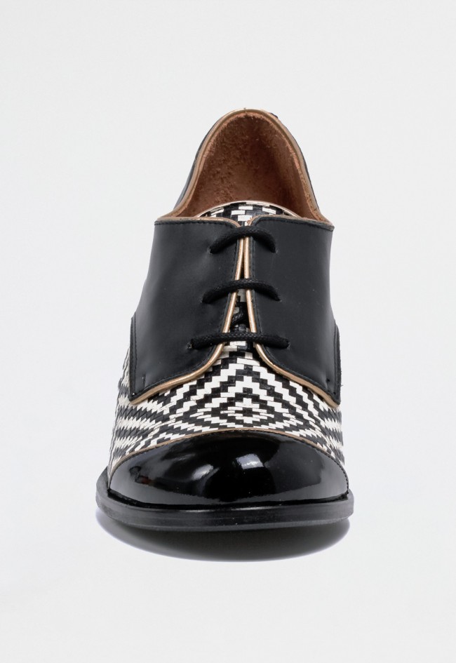 Zapato de mujer de cordones en piel bicolor Nemonic 1922 – Diseño geométrico con tacón ancho artesanal Made in Spain