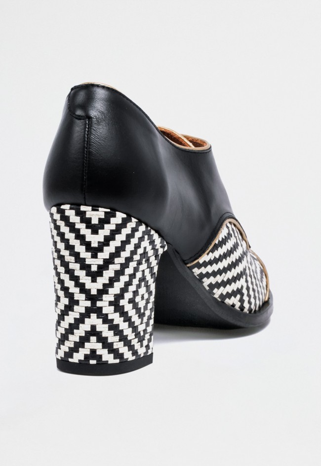 Zapato de mujer de cordones en piel bicolor Nemonic 1922 – Diseño geométrico con tacón ancho artesanal Made in Spain