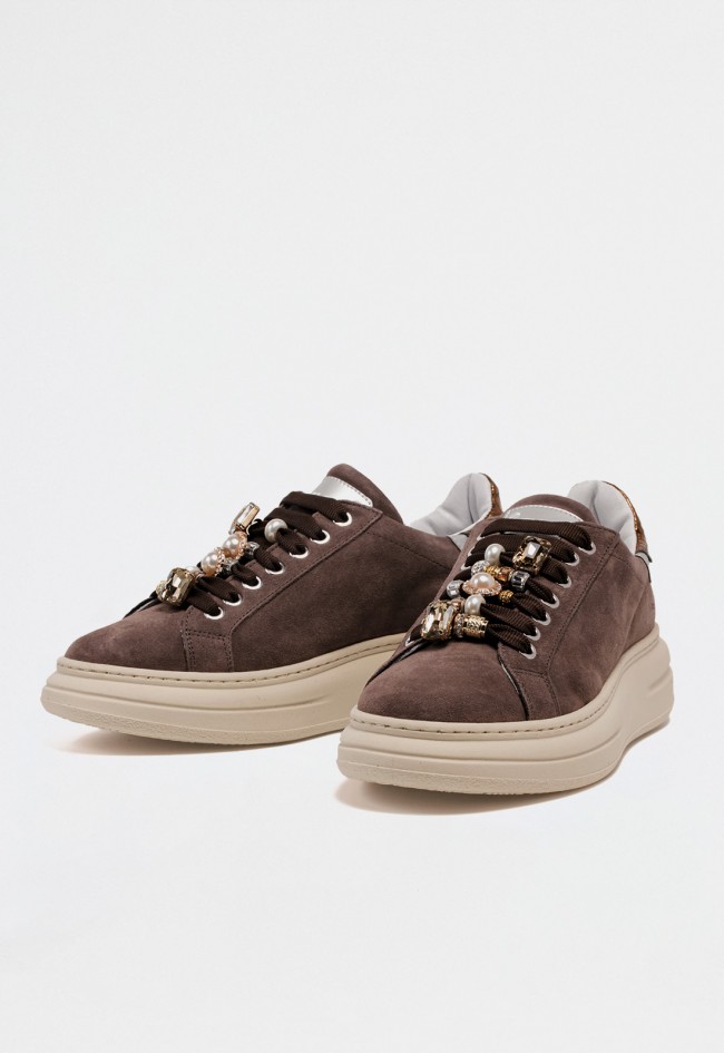 Zapatilla plataforma en piel marrón Meline 661 – Sneaker italiana con detalles joya y suela maxi Meline