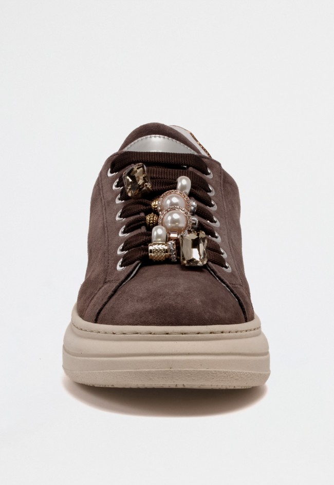 Zapatilla plataforma en piel marrón Meline 661 – Sneaker italiana con detalles joya y suela maxi Meline