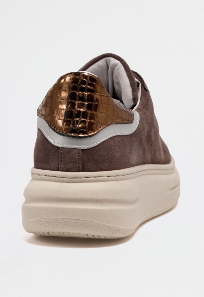 Zapatilla plataforma en piel marrón Meline 661 – Sneaker italiana con detalles joya y suela maxi Meline