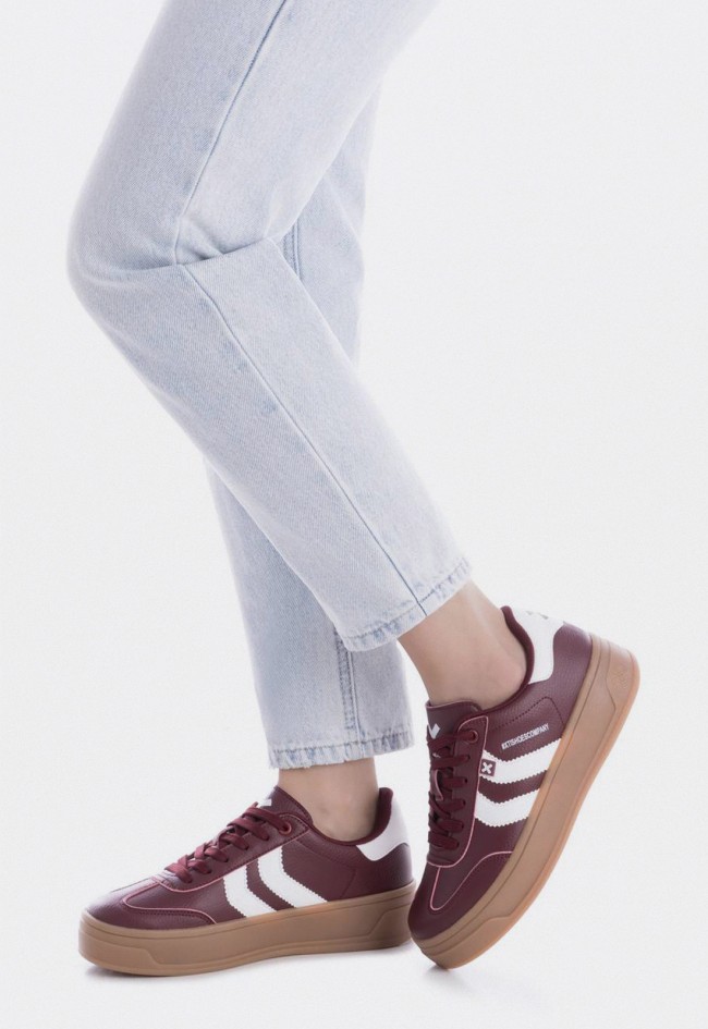 Zapatillas XTI 144585 mujer burdeos estilo retro con suela gruesa veganas