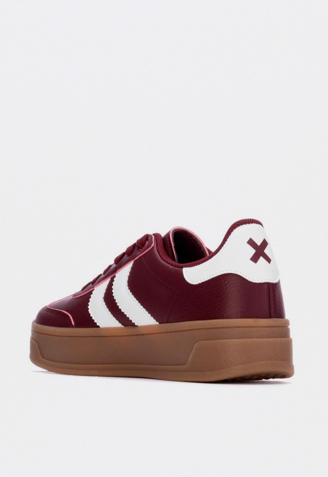 Zapatillas XTI 144585 mujer burdeos estilo retro con suela gruesa veganas