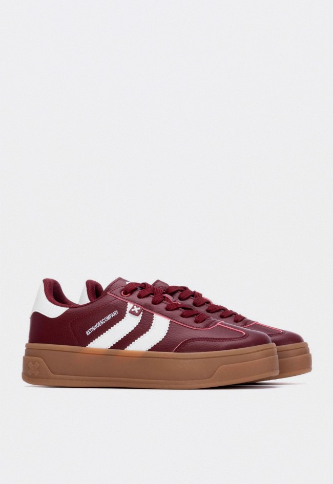 Zapatillas XTI 144585 mujer burdeos estilo retro con suela gruesa veganas