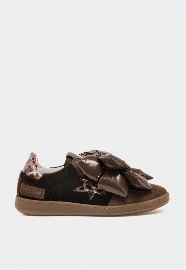 Zapatillas mujer Meline 526 f-r piel marrón con maxi lazo y detalle estrella