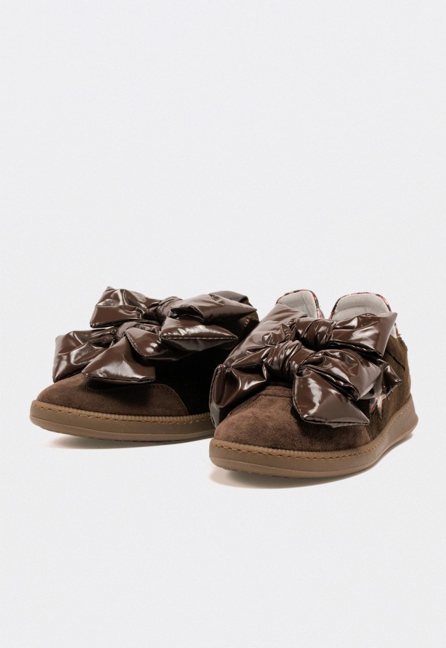 Zapatillas mujer Meline 526 f-r piel marrón con maxi lazo y detalle estrella