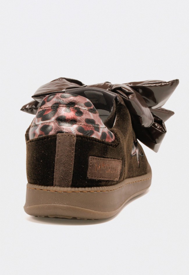 Zapatillas mujer Meline 526 f-r piel marrón con maxi lazo y detalle estrella