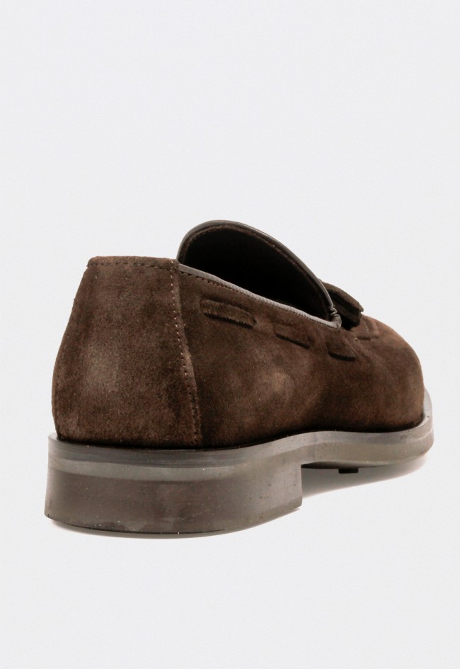 Zapato mocasín de hombre en piel serraje marrón con borlas VAS 7008