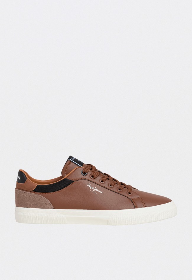 Zapatilla de hombre Pepe Jeans PMS30839 marrón estilo clásico con detalles en ante