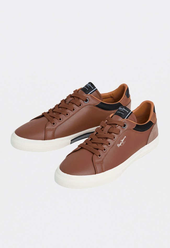 Zapatilla de hombre Pepe Jeans PMS30839 marrón estilo clásico con detalles en ante