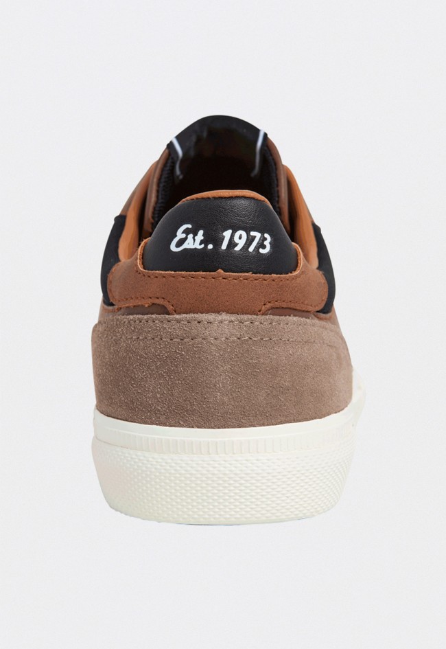 Zapatilla de hombre Pepe Jeans PMS30839 marrón estilo clásico con detalles en ante