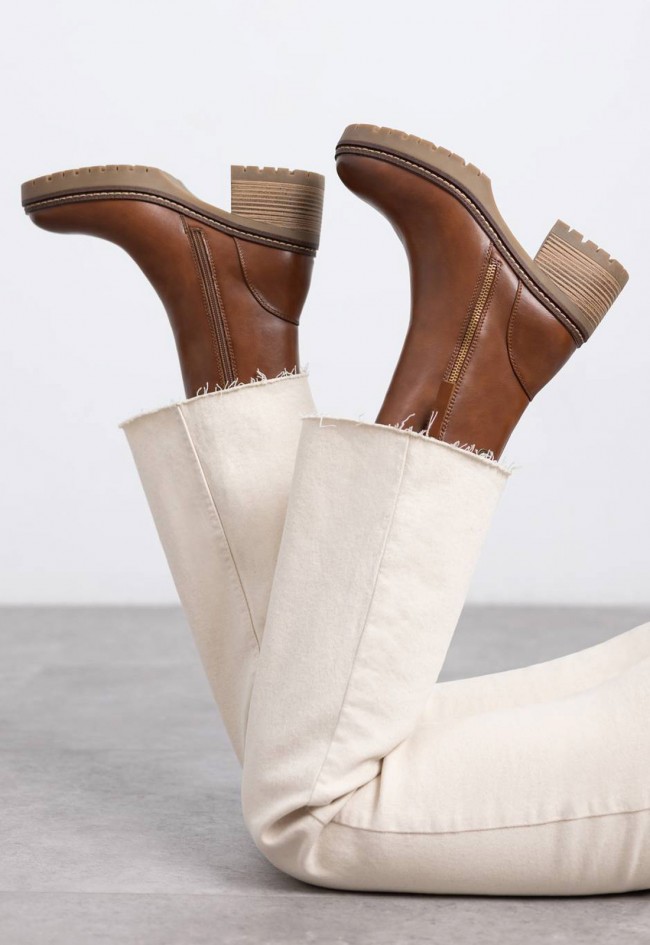 Botín de mujer XTI 144455 – diseño casual con tacón bloque y cremallera lateral