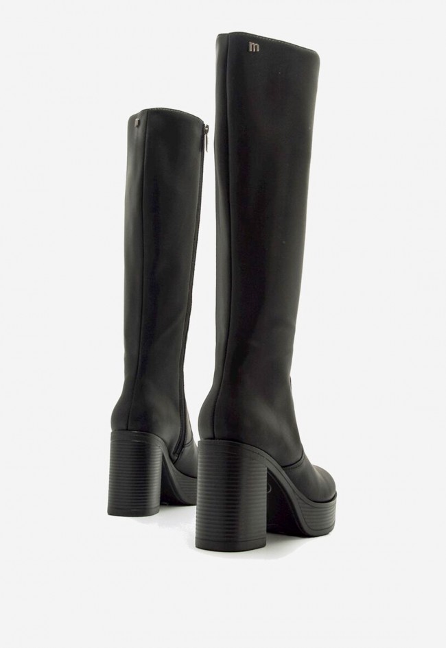 Botas Mustang New 67 negras de caña alta y tacón ancho, el toque moderno que eleva tu look