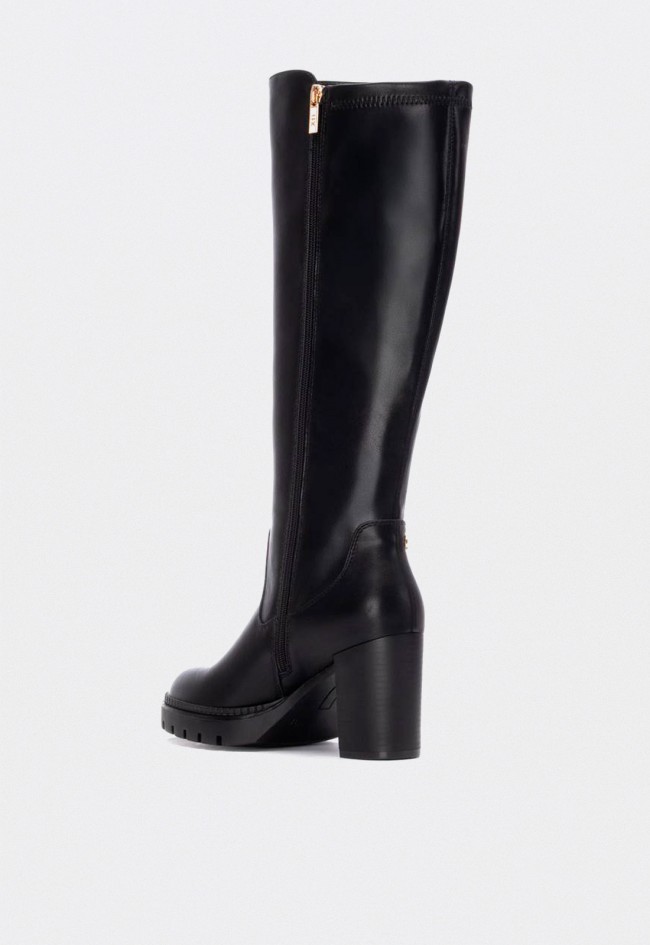 Bota alta negra de mujer XTI 144524 con plataforma elegante y estilo urbano