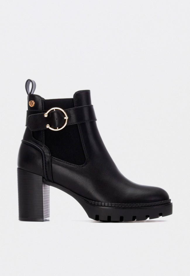 Botín Chelsea negro de tacón con hebilla dorada XTI 144521 vegano mujer