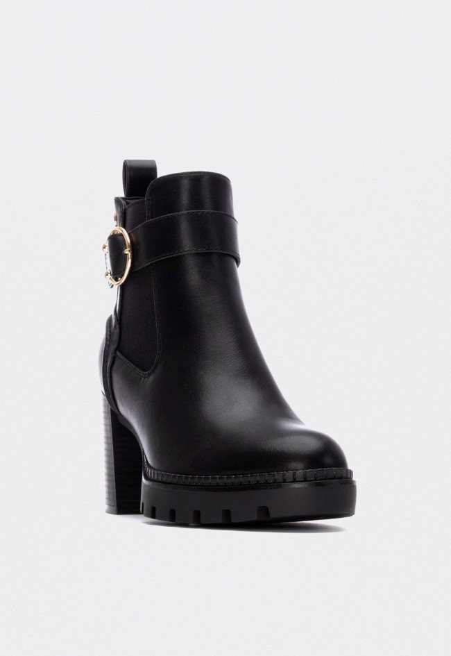 Botín Chelsea negro de tacón con hebilla dorada XTI 144521 vegano mujer