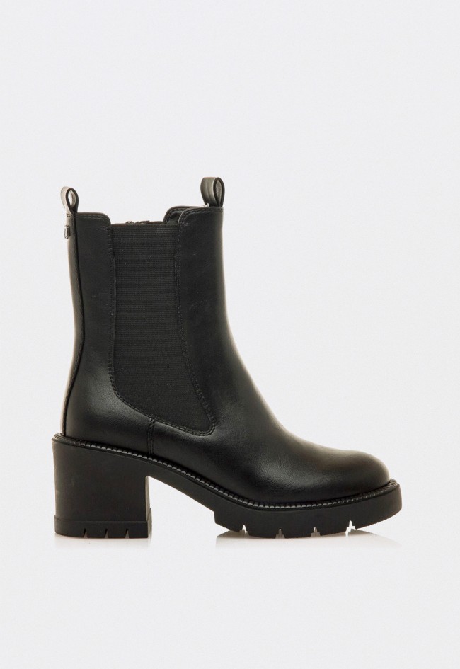 Botín Mustang Praga negro de tacón ancho con estilo urbano y sofisticado