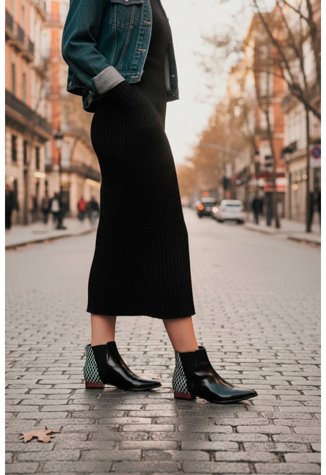 Botín de mujer plano de piel negro Glo Catwoman con diseño geométrico en el talón