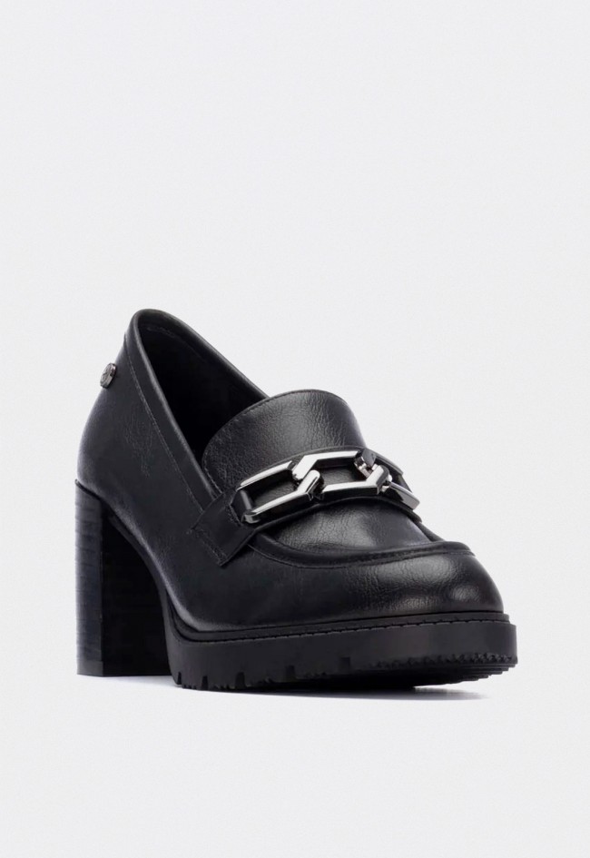 Mocasín de mujer Xti 14430201 negro con tacón ancho elegante y detalle metálico