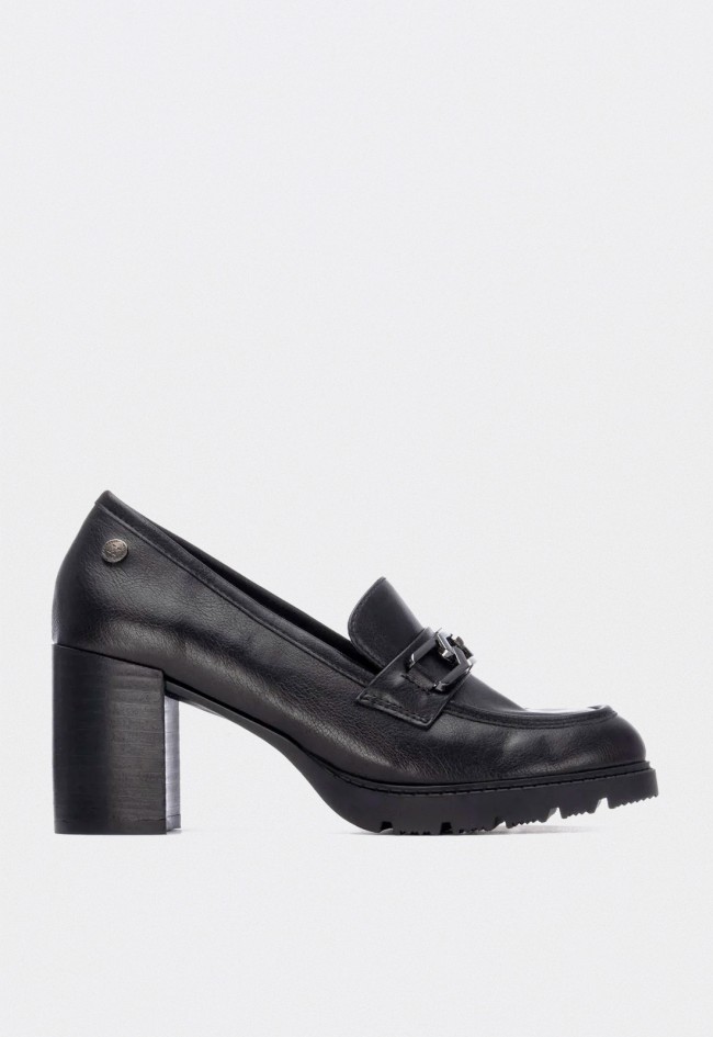 Mocasín de mujer Xti 14430201 negro con tacón ancho elegante y detalle metálico