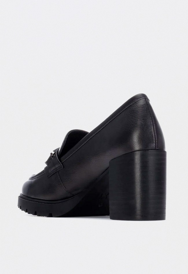Mocasín de mujer Xti 14430201 negro con tacón ancho elegante y detalle metálico