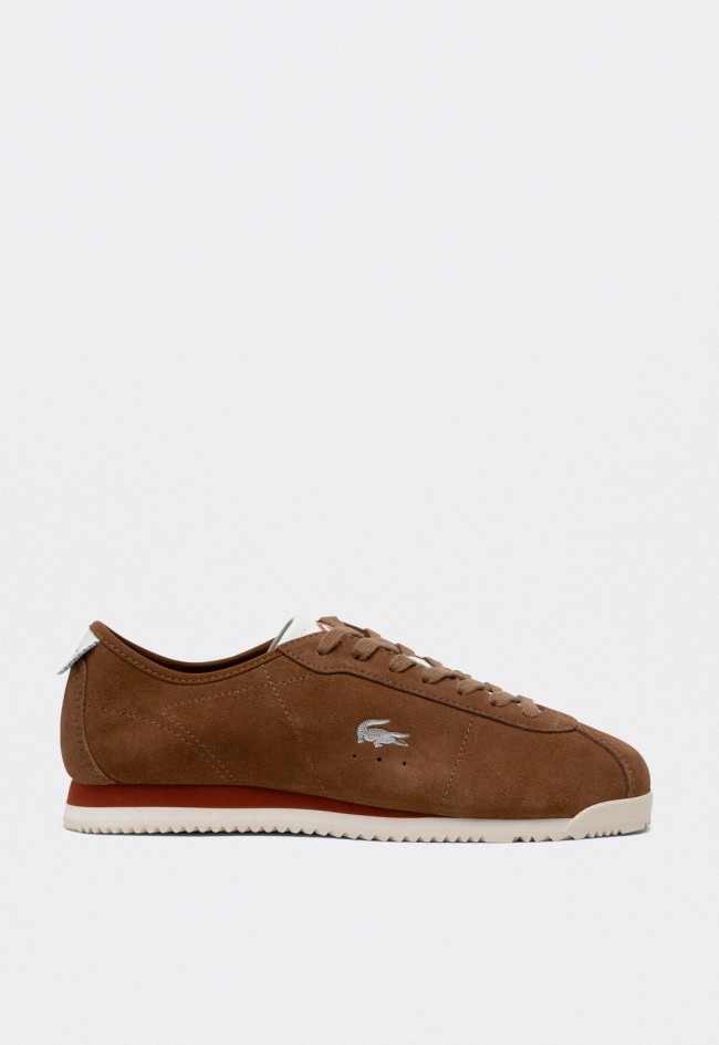 Zapatillas hombre Lacoste Club-Low en ante marrón estilo retro-running