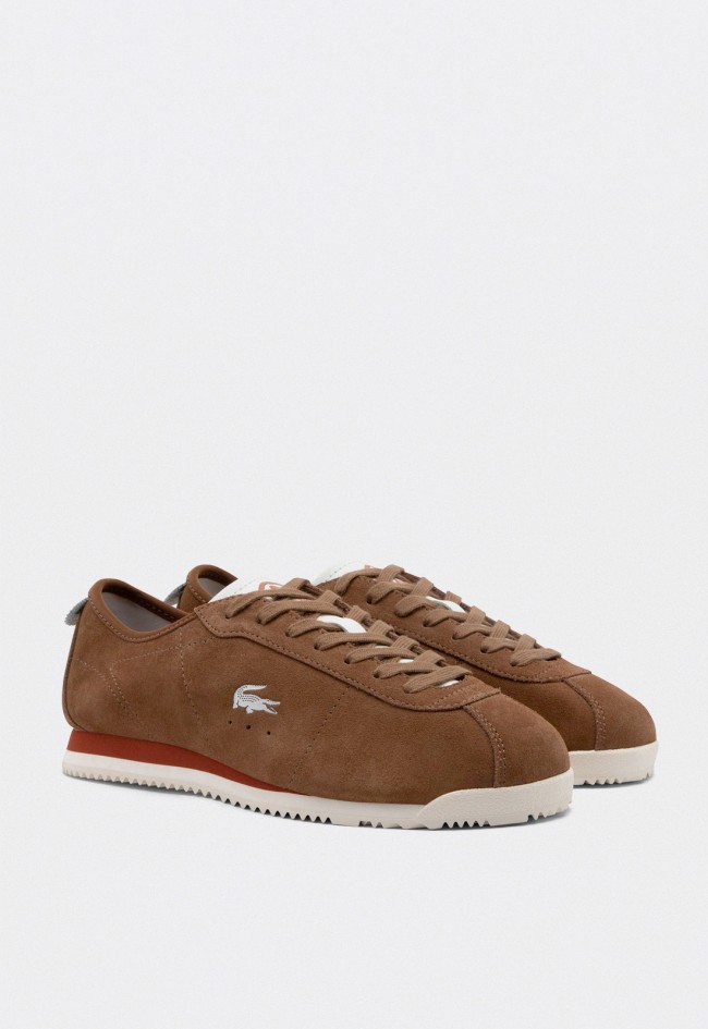 Zapatillas hombre Lacoste Club-Low en ante marrón estilo retro-running