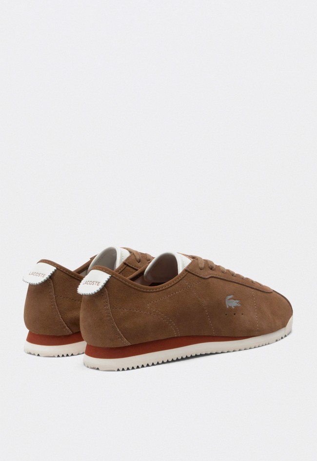 Zapatillas hombre Lacoste Club-Low en ante marrón estilo retro-running