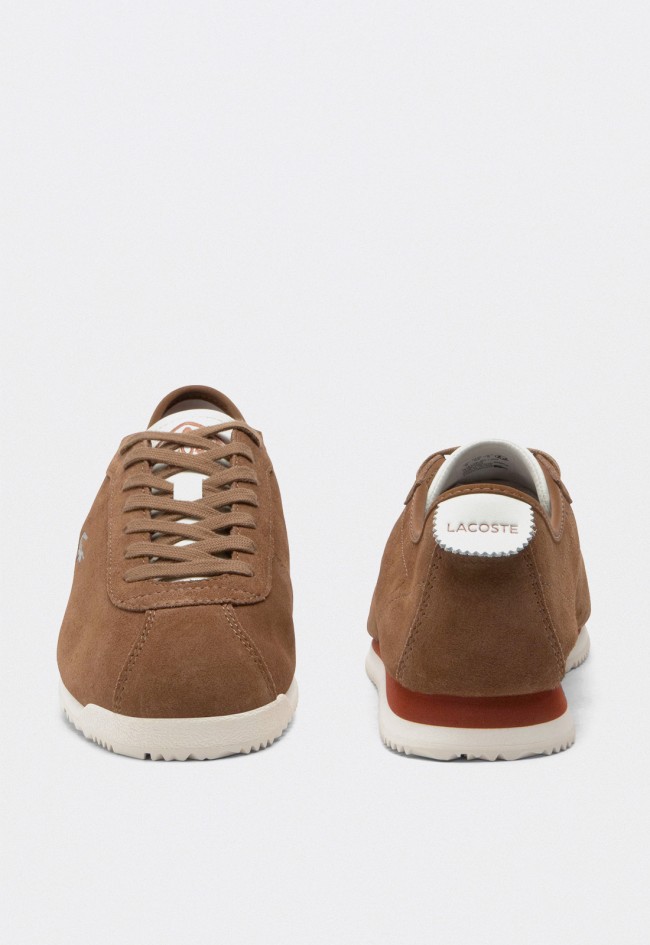 Zapatillas hombre Lacoste Club-Low en ante marrón estilo retro-running