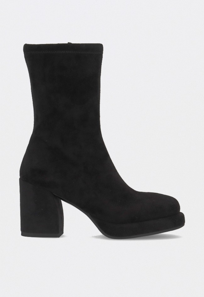 Botines negros de plataforma Noa Harmon 9821-06 con tacón ancho y diseño minimalista