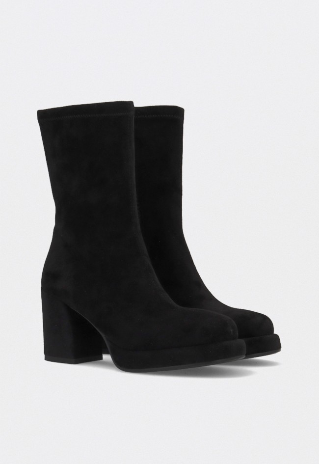Botines negros de plataforma Noa Harmon 9821-06 con tacón ancho y diseño minimalista